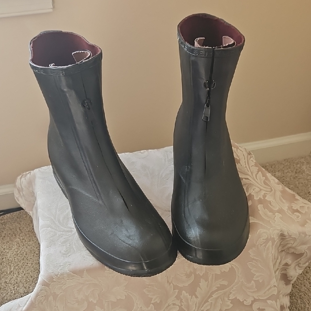 Black Unisex Pull On Boots
